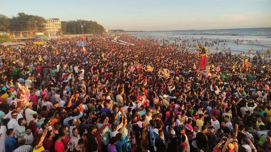 প্রতিমা বিসর্জন ঘিরে সৈকতে মিলনমেলা 