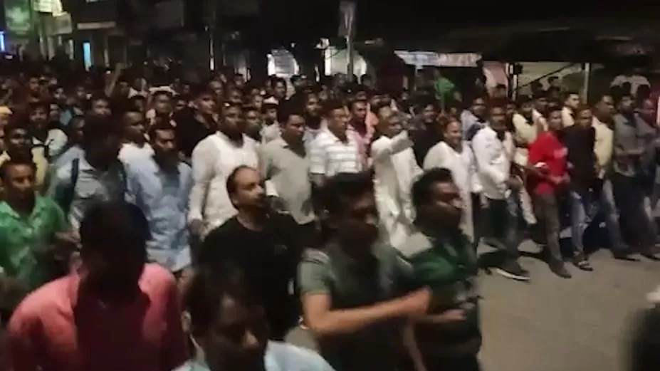 লাঠিতে পতাকা বেঁধে রাতেই হাজির বিএনপি 
