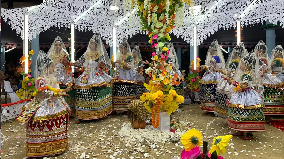 মণিপুরি নৃত্যে মন্ত্রমুগ্ধ রাতভর