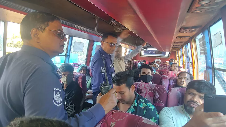 ঢাকার প্রবেশমুখে তল্লাশি, যানবাহন সংকটে ভোগান্তি 