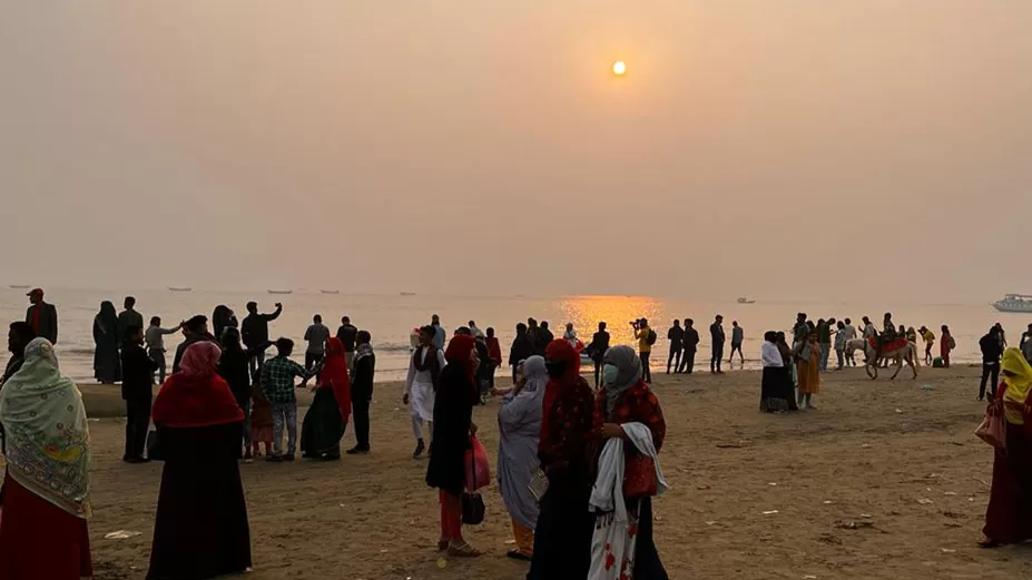 বছরের শেষ সূর্য দেখতে সৈকতে পর্যটকের ঢল 
