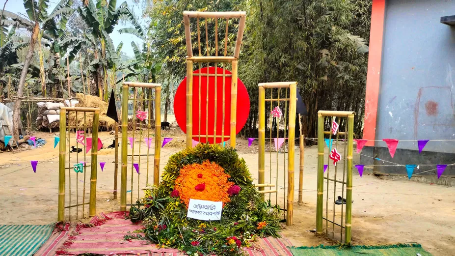 বাঁশ দিয়ে শহীদ মিনার বানিয়ে একুশের শ্রদ্ধা