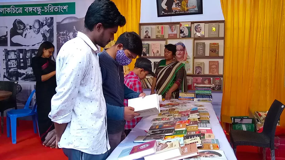 পাঠকের পদচারণায় মুখরিত বইমেলা