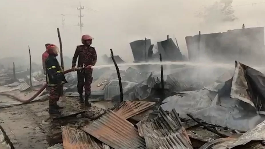 রোহিঙ্গা ক্যাম্পে পাঁচ শতাধিক ঘর পুড়ে ছাই