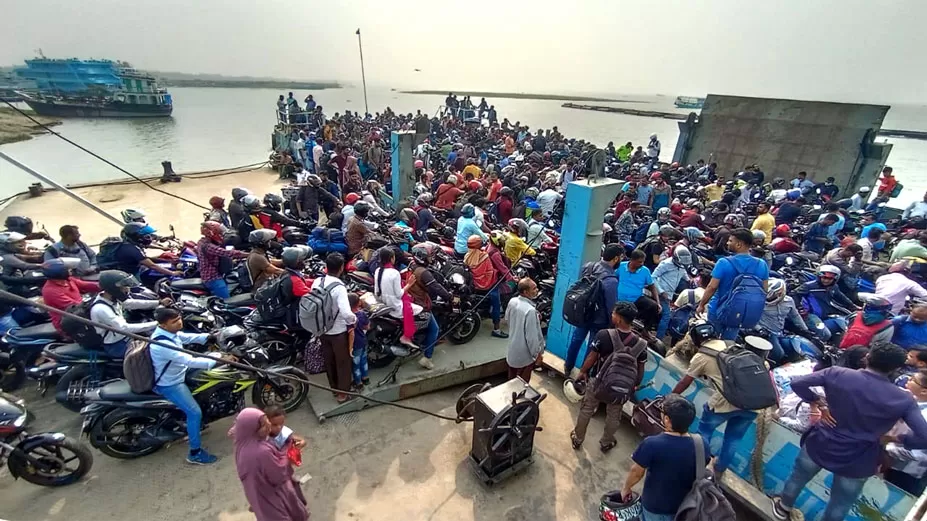 ‘৫ মিনিটের মইদ্যে ভইরে গেছে ফেরি’