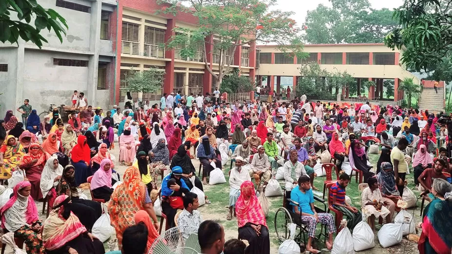 ৪০০ পরিবার পেল ঈদ উপহার
