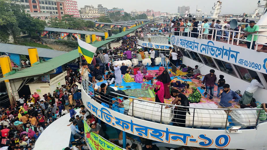 ঈদযাত্রার দ্বিতীয় দিনে ভিড় বেড়েছে সদরঘাটে