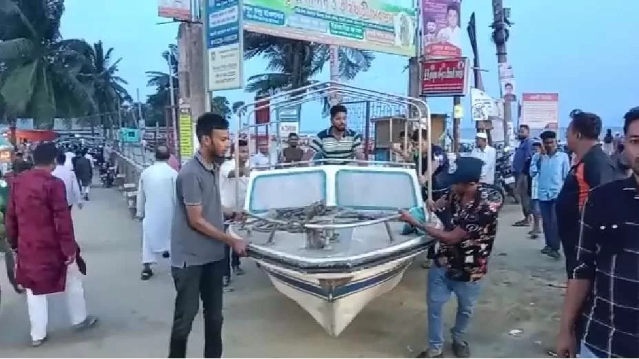 উপকূলে মহাবিপদ সংকেত, আতঙ্কে মালামাল সরাচ্ছেন ব্যবসায়ীরা