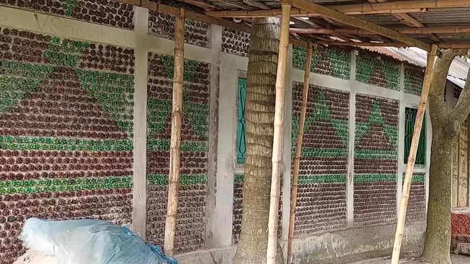 ফেলে দেয়া বোতল দিয়ে অভিনব বাড়ি