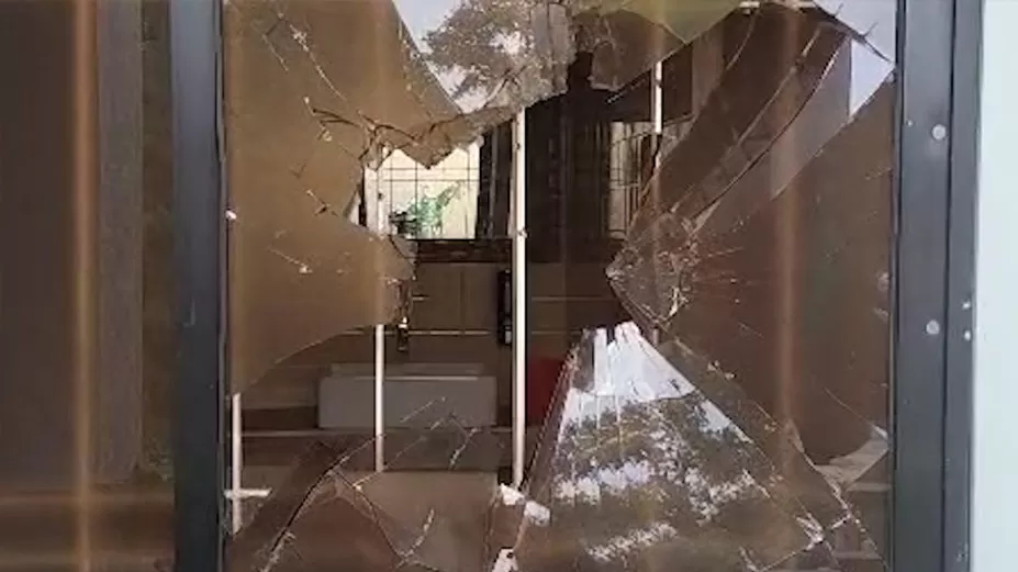 ঠাকুরগাঁওয়ে ডিসি কার্যালয়ে ভাঙচুর, যুবক আটক