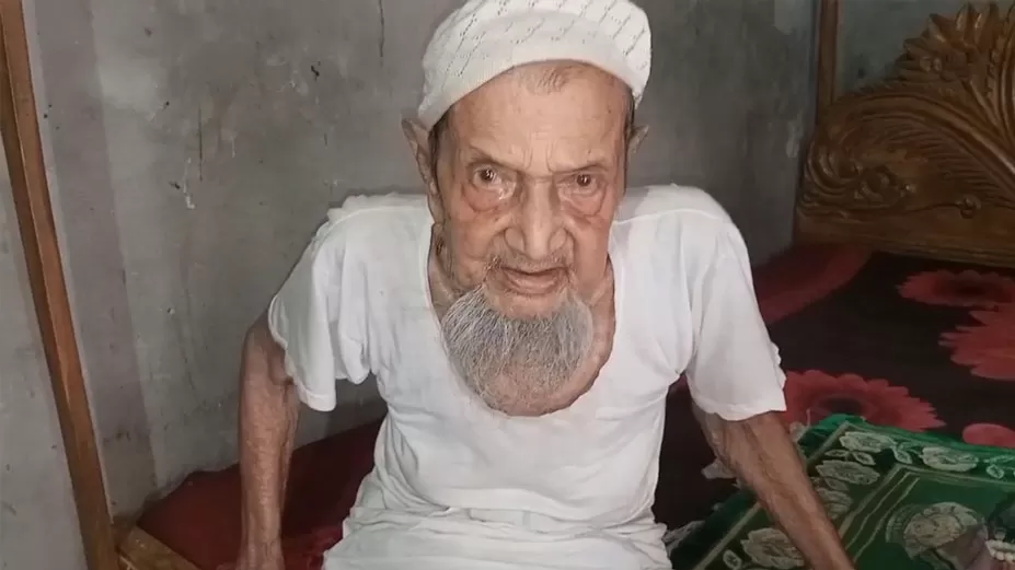 দুই ছেলের দালানে ঠাঁই হচ্ছে না শতবর্ষী বাবার