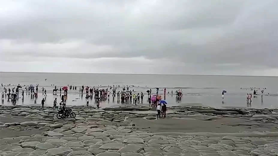 ঘূর্ণিঝড় হামুনের মধ্যেই পর্যটকদের ভিড়