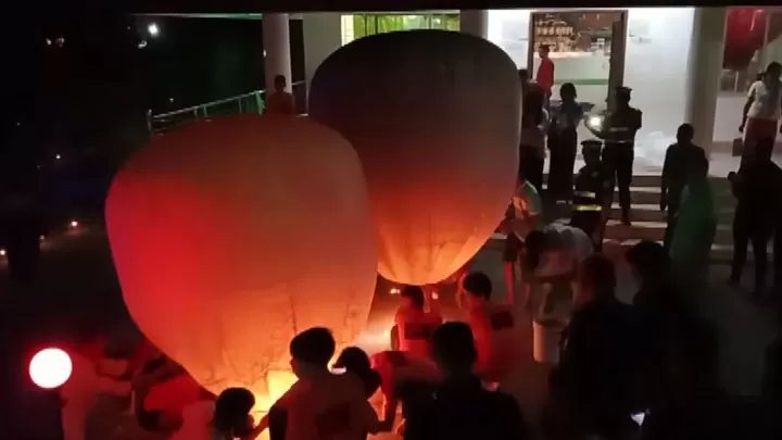 ফানুস উড়িয়ে প্রবারণা পূর্ণিমা উৎসব পালন