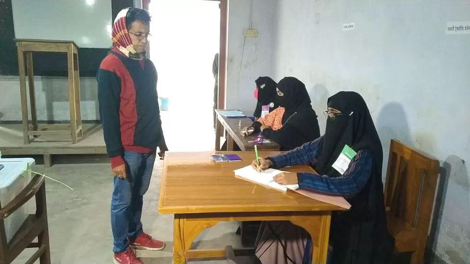 উৎসবমুখর পরিবেশে ভোট গ্রহণ চলছে ময়মনসিংহে 