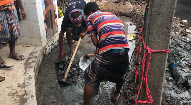 বাইতুস সালাত খুঁড়ছে তিতাস