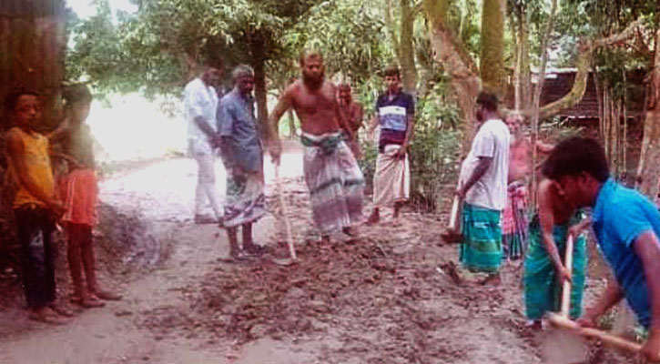 নিজেদের টাকায় সড়ক মেরামত গ্রামবাসীর