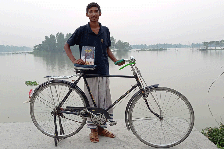 আসাদের পাটকাঠির পাঠাগারে বইয়ের জোয়ার