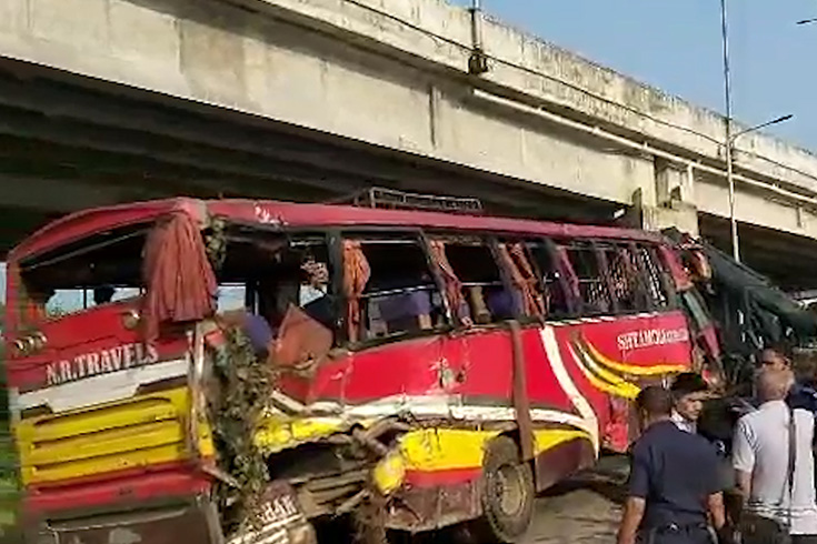 ট্রেনের ধাক্কায় ৩ বাসযাত্রী নিহত