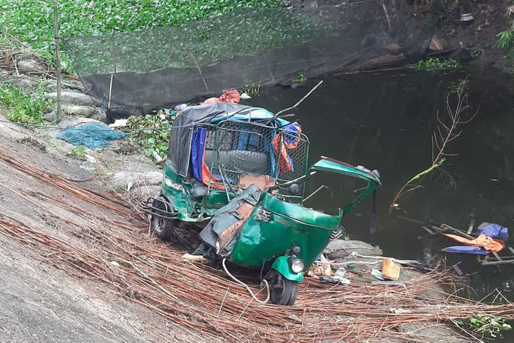 সিংগাইরে ট্রাক-অটো সংঘর্ষে নিহত ২