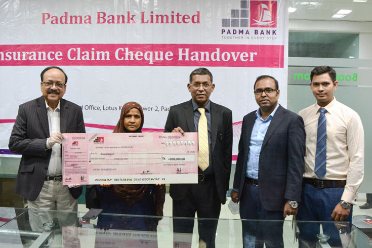 প্রয়াত কর্মীর পরিবারের হাতে পদ্মা ব্যাংকের বিমার চেক
