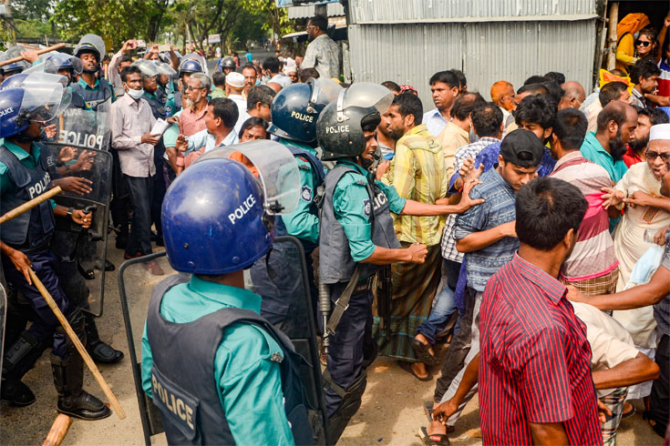 খুলনায় শ্রমিক-পুলিশ সংঘর্ষ, আটক ১৫