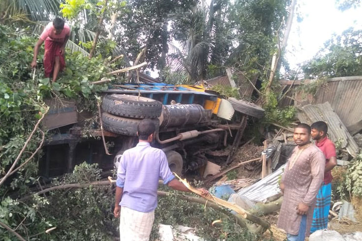 নিজের ঘরে ট্রাকচাপায় কিশোর নিহত