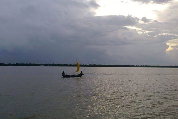 ইলিশ-রক্ষায়-অভিযান-ম্যাজিস্ট্রেটকে-লক্ষ্য-করে-ইটপাটকেল