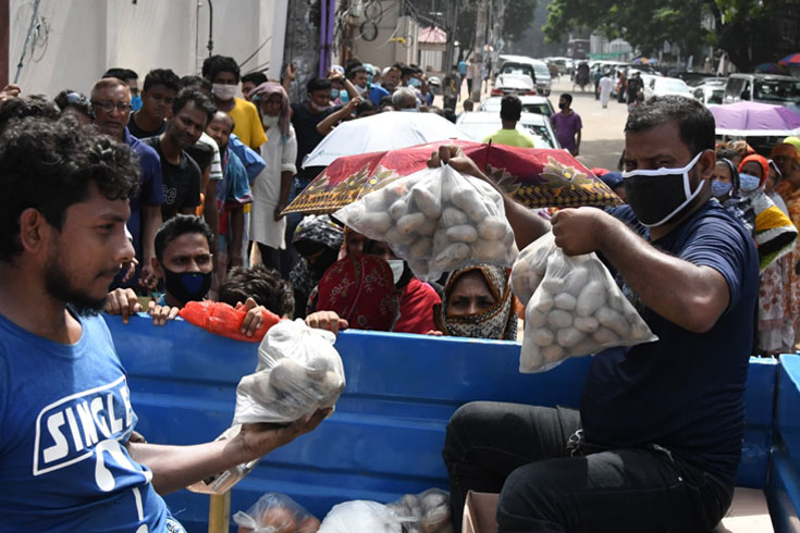 ‘আলু নিয়া তারা তামাশা করতাছে’