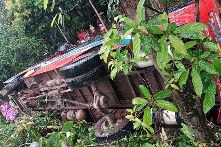 পথচারীকে বাঁচাতে গিয়ে বাস খাদে, চালকসহ নিহত তিন