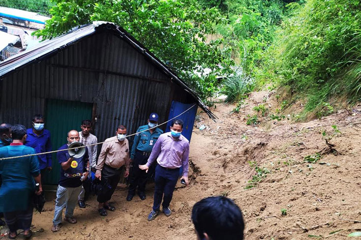 চট্টগ্রামে ভূমিধসের আশঙ্কা: সরানো হলো ১০০ পরিবারকে