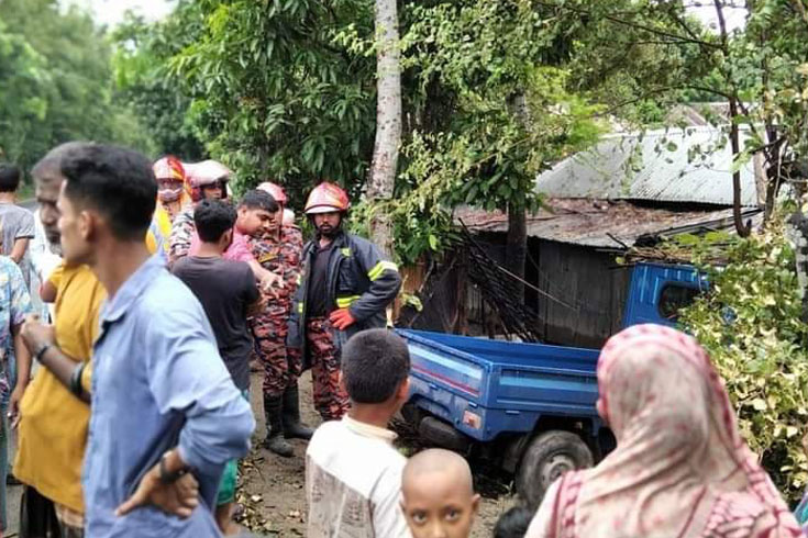 নিয়ন্ত্রণ হারিয়ে পিকআপ ভ্যান ঘরে, প্রাণ গেল শিশুর