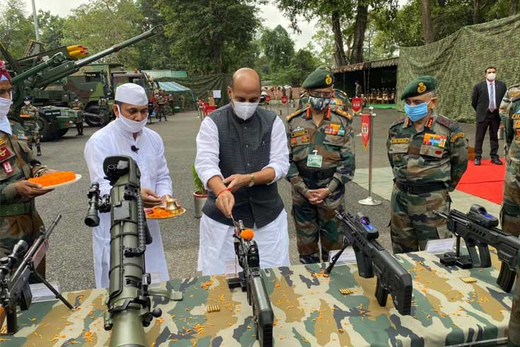 সিকিমে 'অস্ত্র পূজায়' ভারতের প্রতিরক্ষামন্ত্রী