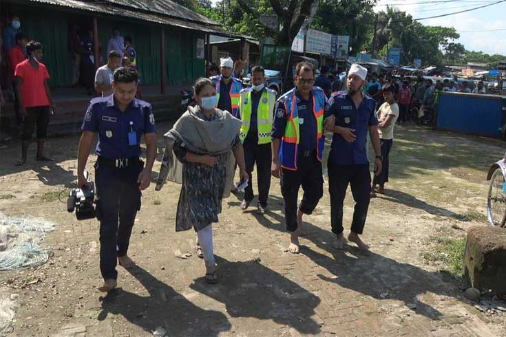 ইলিশ সংরক্ষণ অভিযানে জেলেদের হামলা, ১৩ পুলিশ আহত