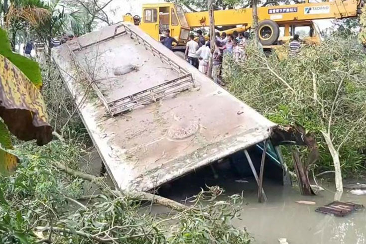লালপুরে বাস খাদে পড়ে প্রাণ গেল মা-মেয়ের