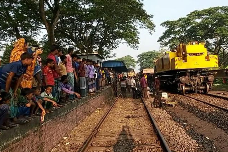 খুলনার-সঙ্গে-রেল-যোগাযোগ-চালু-ট্রেনচালক-বরখাস্ত