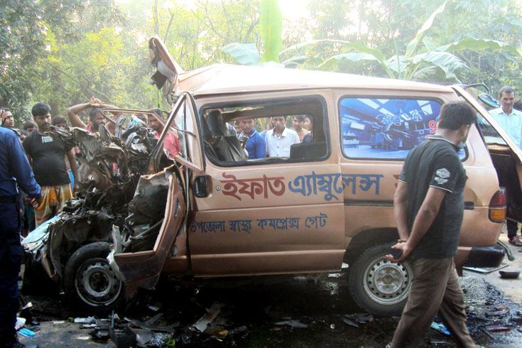 ট্রাকের-সঙ্গে-সংঘর্ষে-অ্যাম্বুলেন্সের-৫-যাত্রী-নিহত