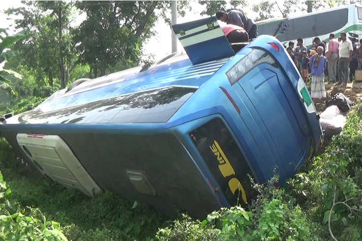 ঝিনাইদহে নিয়ন্ত্রণ হারিয়ে বাস খাদে, আহত ১০