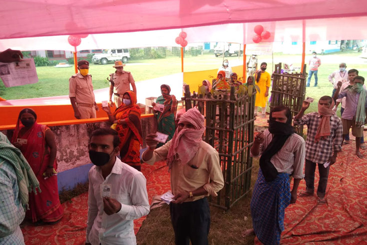 বিহারে হারছে বিজেপি জোট