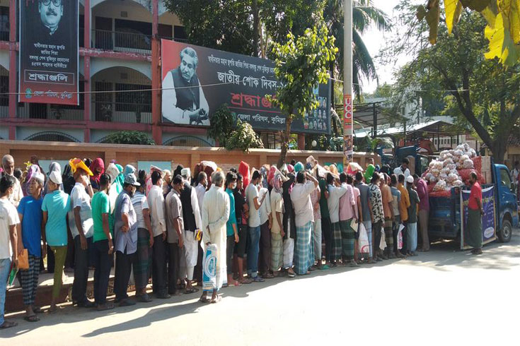 নিত্যপণ্যের-গাড়ির-জন্য-দীর্ঘ-অপেক্ষা  