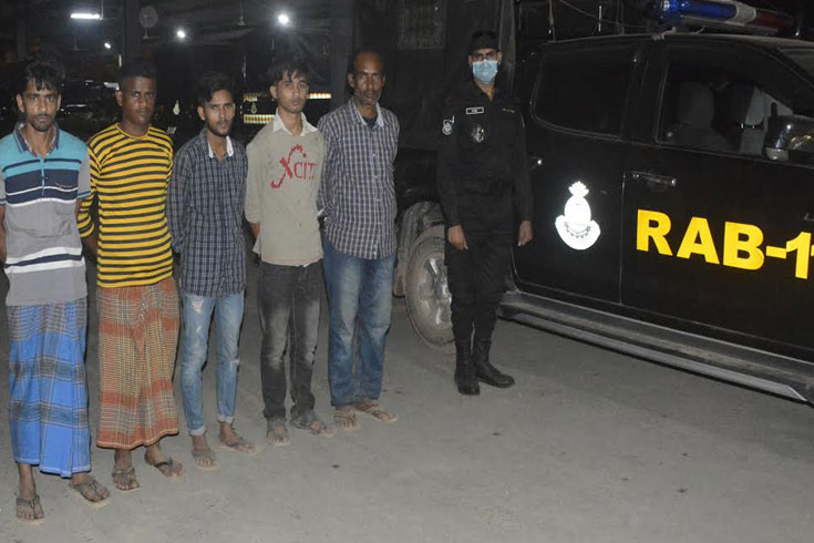 ট্রাক থেকে চাঁদা আদায়, গ্রেফতার পাঁচ
