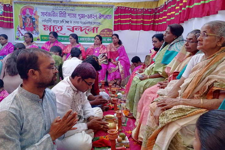 বরিশালে মাকে পূজা করলেন সন্তানরা