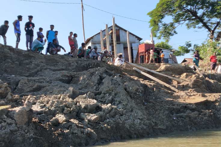 নদীতে-বিলীন-হওয়ার-পথে-মুক্তিযোদ্ধাদের-গ্রাম