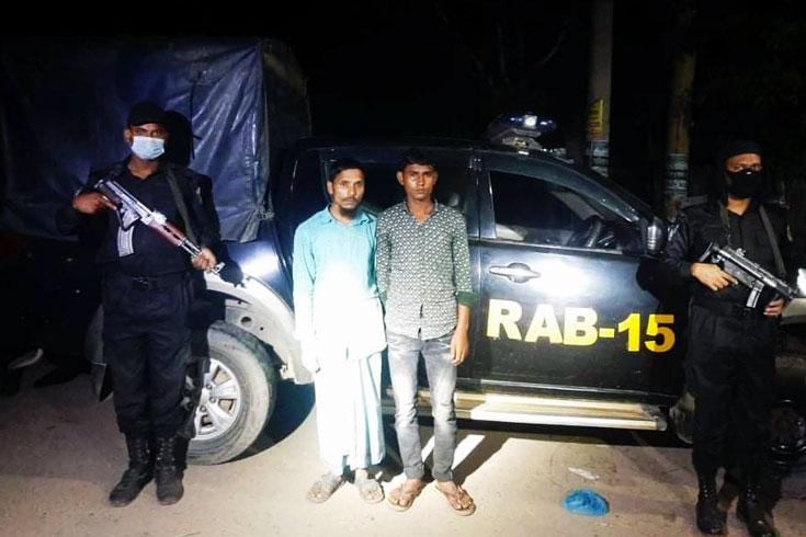 দুটি দেশীয় অস্ত্রসহ গ্রেফতার ২
