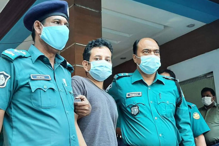 রেজিস্ট্রারকে গ্রেফতারের প্রতিবাদ, পরিচালক চার ঘণ্টা তালাবদ্ধ