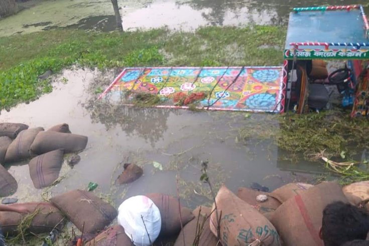 ধানের ট্রাক্টর উল্টে ৭ শ্রমিক নিহত