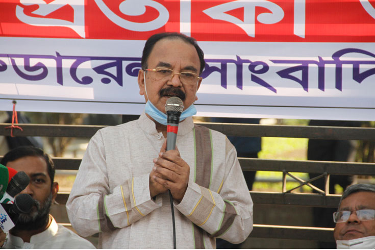 যুদ্ধাপরাধীকে ‘শহিদ’ লেখা গাজীর পক্ষে অনশনে গয়েশ্বর