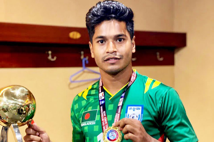 বাথরুমে-পা-ফস্কে-ইনজুরিতে-স্ট্রাইকার-সুমন-রেজা