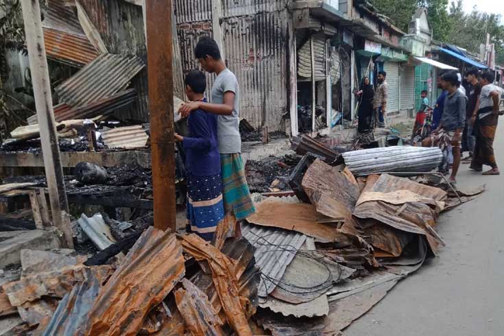 আগুনে-পুড়ল-ছয়-দোকান