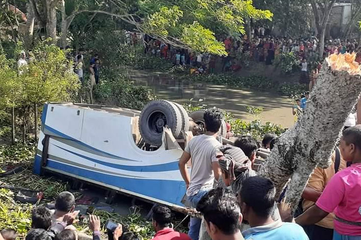 টুঙ্গিপাড়ায় সেতু থেকে বাস পানিতে, নিহত ৪