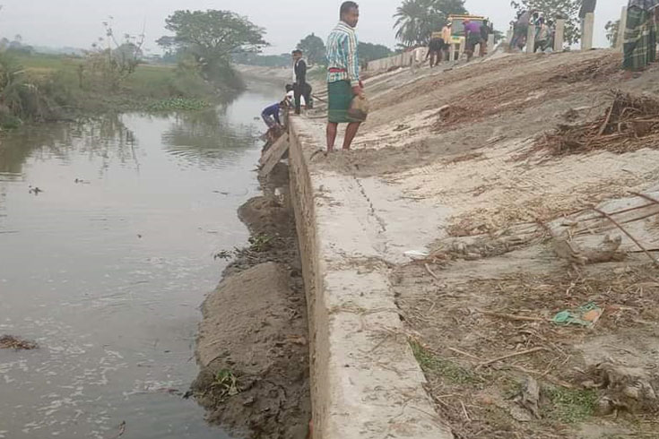 কাজ-শেষ-না-হতেই-সড়কে-ফাটল-হেলেছে-গাইডওয়াল